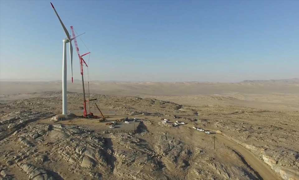 Aufbau eines einzelnen Windrads in felsig-sandiger Umgebung