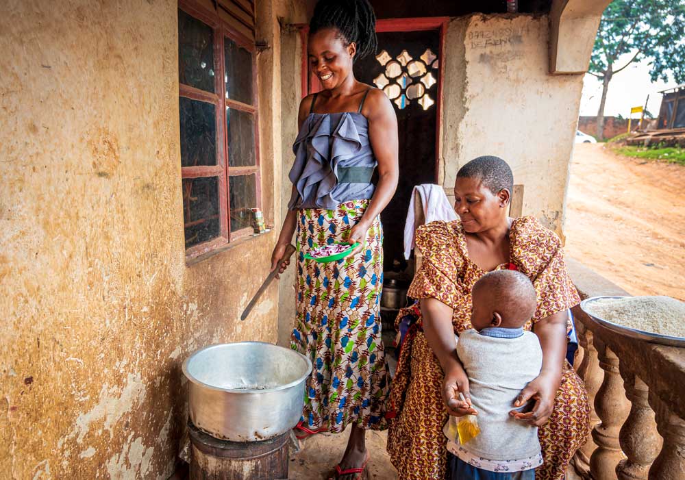 Familie auf einer Veranda. Zwischen Ihnen ein großer Blechtopf.