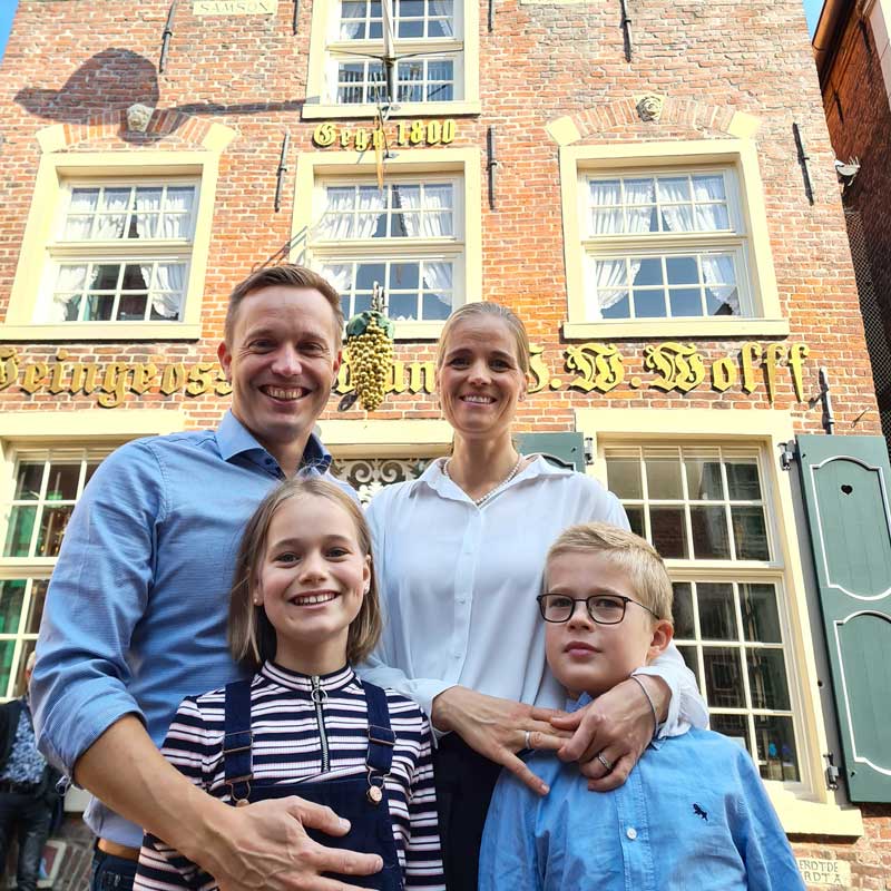 Familie Wolff vor Haus Samson